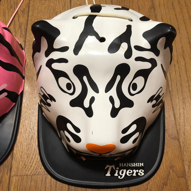 阪神タイガース(ハンシンタイガース)の阪神タイガース応援ヘルメット白とピンクのセット スポーツ/アウトドアの野球(応援グッズ)の商品写真