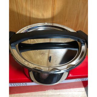 フィスラー(Fissler)の新品！フィスラー 蓋をしたまま水切り可能な超便利鍋！マジックブラック 22cm(鍋/フライパン)