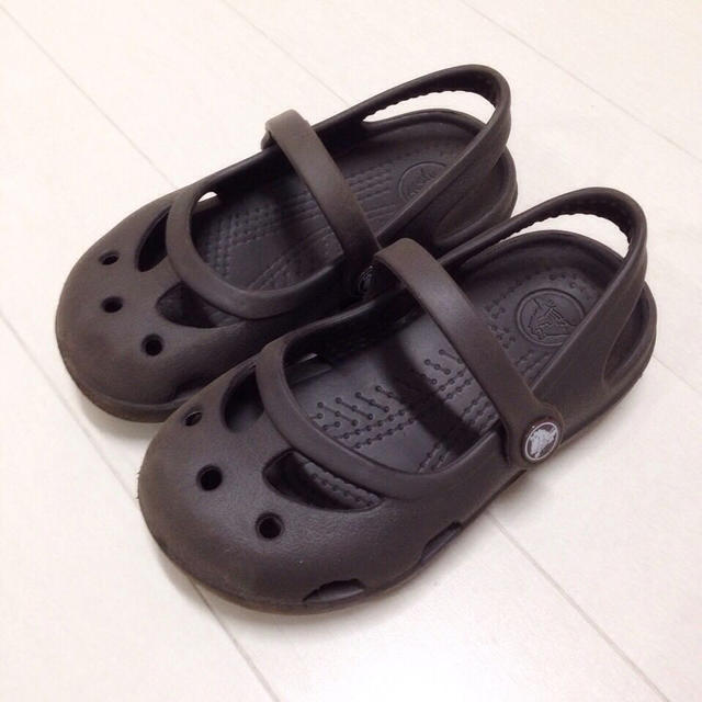 crocs(クロックス)の男女ok♡クロックス キッズ/ベビー/マタニティのキッズ靴/シューズ(15cm~)(サンダル)の商品写真