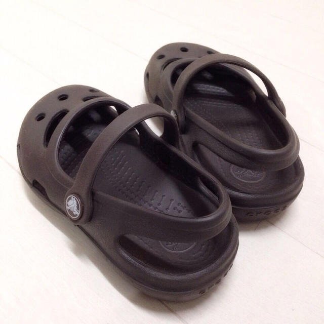 crocs(クロックス)の男女ok♡クロックス キッズ/ベビー/マタニティのキッズ靴/シューズ(15cm~)(サンダル)の商品写真