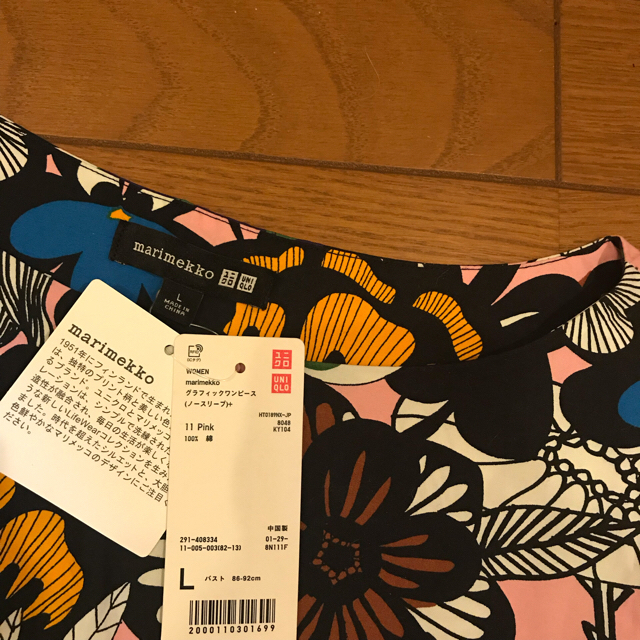 marimekko(マリメッコ)の新品 marimekko×UNIQLOグラフィックワンピース マリメッコユニクロ レディースのワンピース(ひざ丈ワンピース)の商品写真