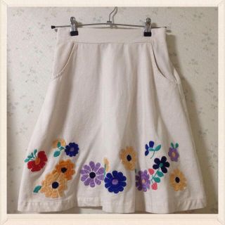 パラビオン(Par Avion)のお花刺繍スカート(ひざ丈スカート)