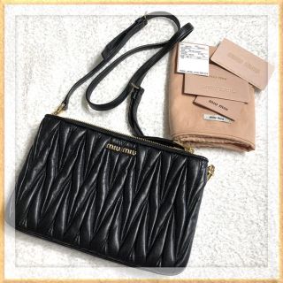 ミュウミュウ(miumiu)の【美品】ミュウミュウ マトラッセ ショルダーバッグ(ショルダーバッグ)