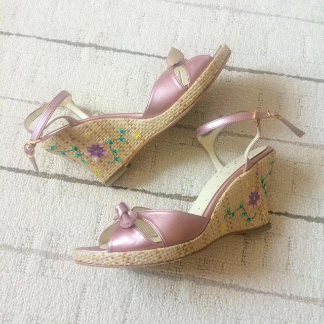 Casselini(キャセリーニ)の花刺繍♡ウエッジソールサンダル レディースの靴/シューズ(サンダル)の商品写真