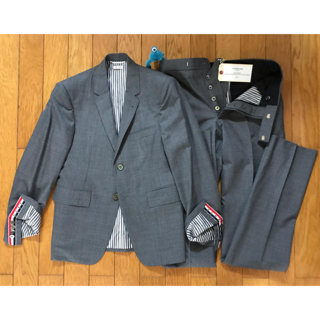 THOM BROWNE(トムブラウン)の【新品】THOM BROWNE トム ブラウン スーツ メンズのスーツ(セットアップ)の商品写真