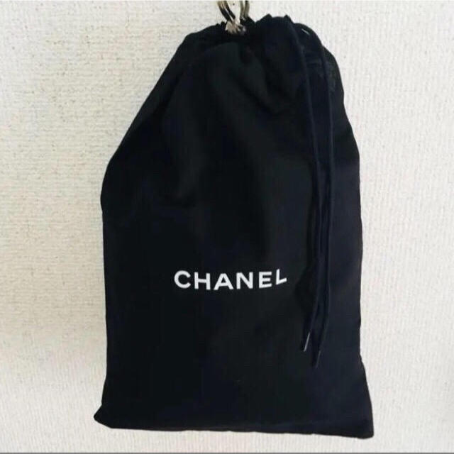 CHANEL(シャネル)のクリアバッグ付き♡CHANEL シャネル 巾着袋 保存袋 おまけつき ロゴ大きめ レディースのバッグ(ショップ袋)の商品写真