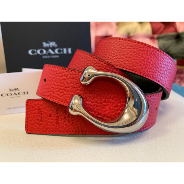 COACH(コーチ)の￥34,560 COACHスカルプテッドシグネチャーリバーシブルレディースベルト レディースのファッション小物(ベルト)の商品写真