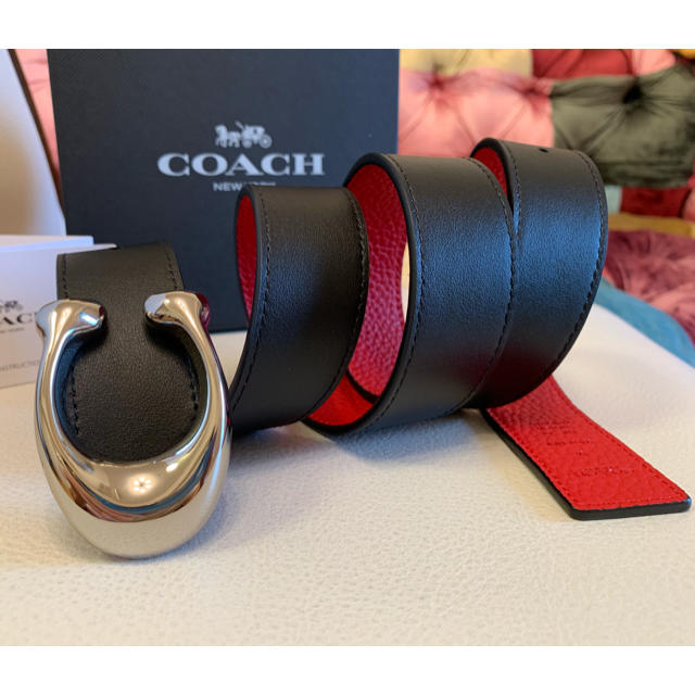 COACH(コーチ)の￥34,560 COACHスカルプテッドシグネチャーリバーシブルレディースベルト レディースのファッション小物(ベルト)の商品写真