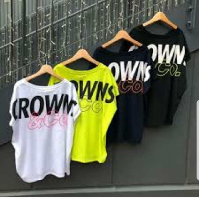 RODEO CROWNS WIDE BOWL(ロデオクラウンズワイドボウル)の完売品✩RODEO CROWNS✩RCWB✩サインロゴVネックTシャツ レディースのトップス(Tシャツ(半袖/袖なし))の商品写真