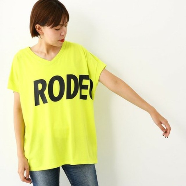 RODEO CROWNS WIDE BOWL(ロデオクラウンズワイドボウル)の完売品✩RODEO CROWNS✩RCWB✩サインロゴVネックTシャツ レディースのトップス(Tシャツ(半袖/袖なし))の商品写真