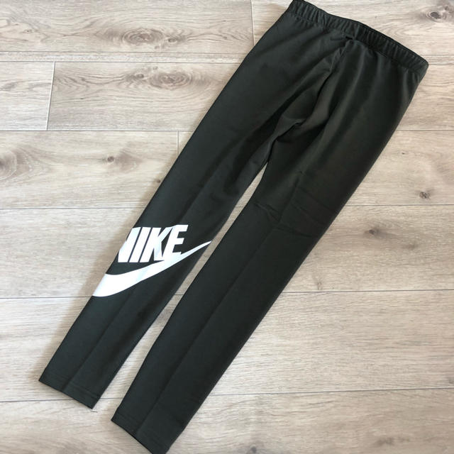 NIKE(ナイキ)のL ナイキロゴスパッツ ロゴスパッツ タイツ レギンス カーキ色 レディースのレッグウェア(レギンス/スパッツ)の商品写真