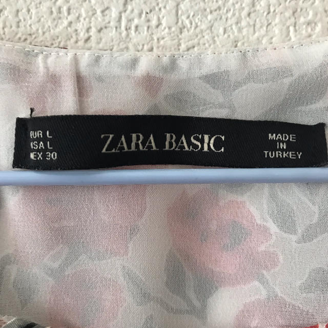 ZARA(ザラ)のZARA 花柄トップス レディースのトップス(シャツ/ブラウス(半袖/袖なし))の商品写真