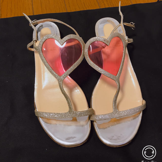 Christian Louboutin(クリスチャンルブタン)のルブタン ハート サンダル シルバー ラメ ぺたんこ 限定 レディースの靴/シューズ(サンダル)の商品写真