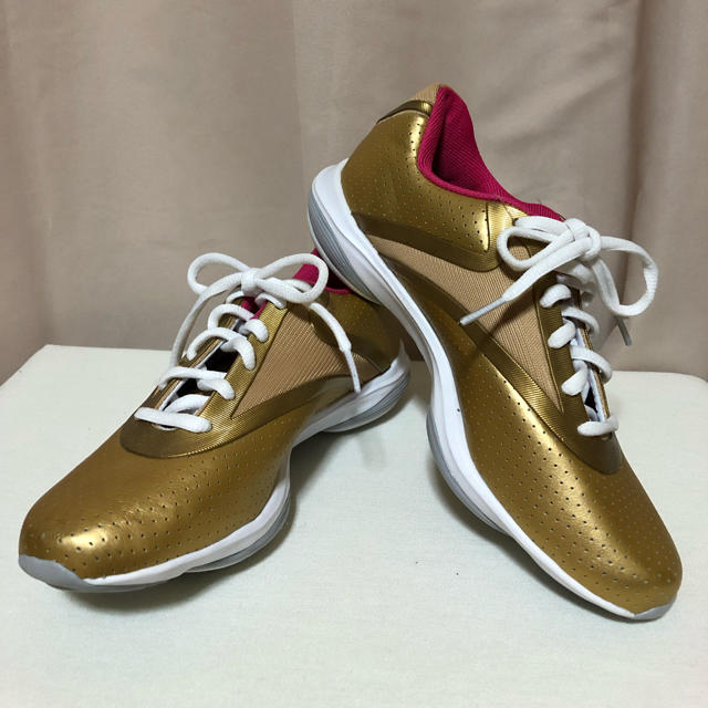 Reebok(リーボック)のReebok easy toneスニーカー定価13,000新品未使用‼️ レディースの靴/シューズ(スニーカー)の商品写真