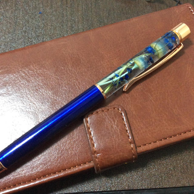 青のハーバリウムボールペン ハンドメイドの文具/ステーショナリー(その他)の商品写真