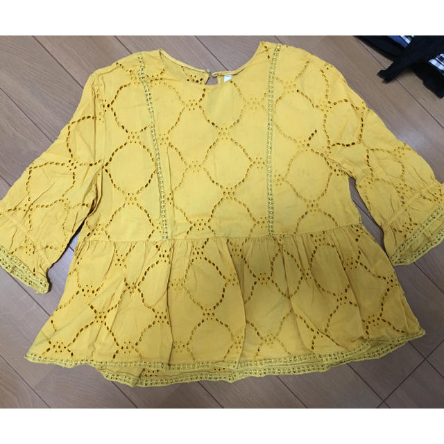 ZARA(ザラ)のZARA カットワークトップス レディースのトップス(シャツ/ブラウス(半袖/袖なし))の商品写真