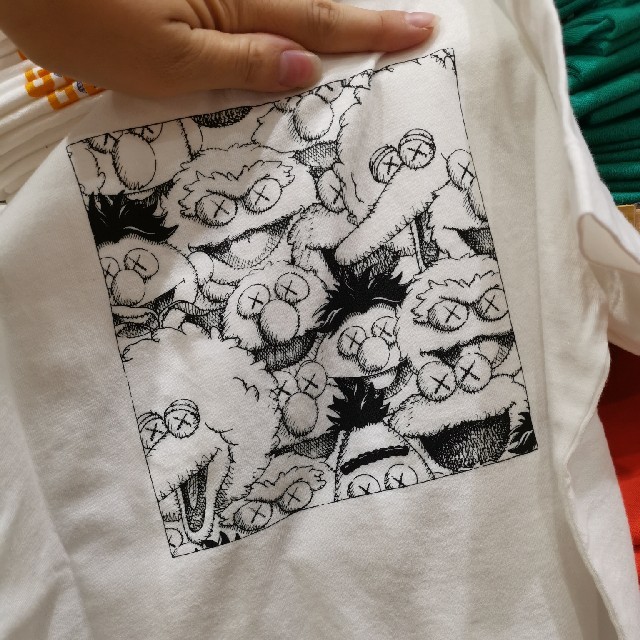 UNIQLO(ユニクロ)のUT カウズコラボＴシャツ キッズ/ベビー/マタニティのキッズ服男の子用(90cm~)(Tシャツ/カットソー)の商品写真