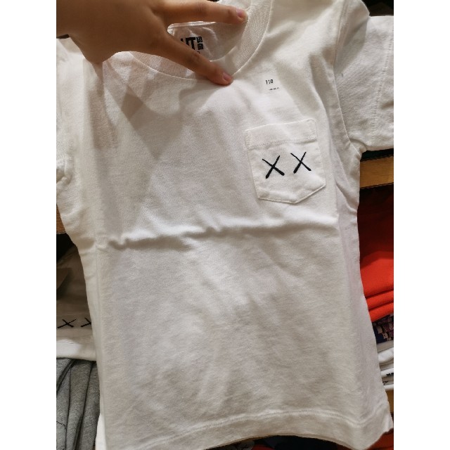 UNIQLO(ユニクロ)のUT カウズコラボＴシャツ キッズ/ベビー/マタニティのキッズ服男の子用(90cm~)(Tシャツ/カットソー)の商品写真