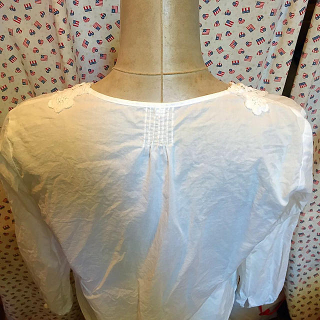 MUJI (無印良品)(ムジルシリョウヒン)の綿100% 花刺繍真っ白シャツ♡ レディースのトップス(シャツ/ブラウス(長袖/七分))の商品写真