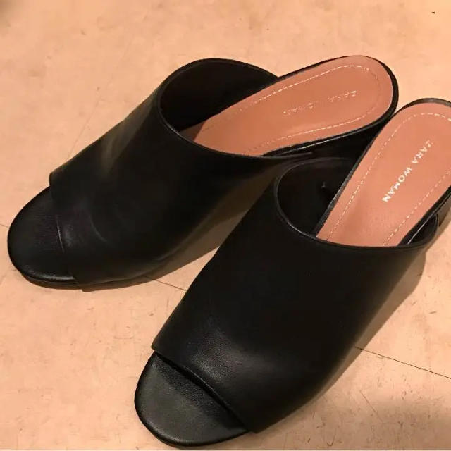 ZARA(ザラ)のZARA 太ヒール レザーサンダル 黒 レディースの靴/シューズ(サンダル)の商品写真