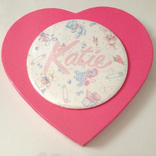 ケイティー(Katie)のBABY toys 150mm 缶バッジ(ブローチ/コサージュ)