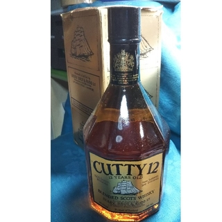2YEARS'CUTTY、100％スコッチウイスキー、10角形クリスタルボトル。