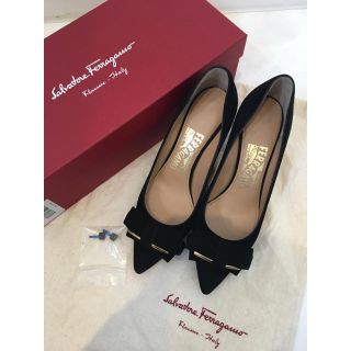 フェラガモ(Ferragamo)の美品 フェラガモ リボン パンプス ブラック(ハイヒール/パンプス)