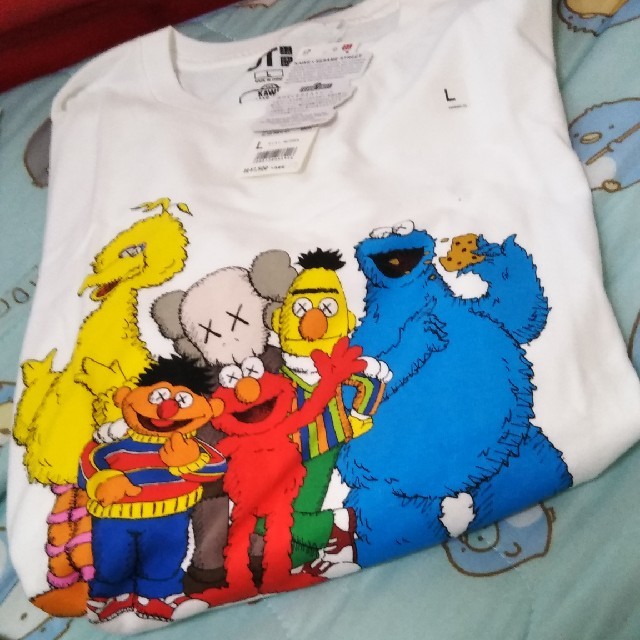 SESAME STREET(セサミストリート)のUNIQLO セサミストリート kaws コラボ メンズのトップス(Tシャツ/カットソー(半袖/袖なし))の商品写真