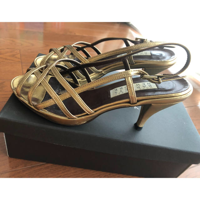 BARNEYS NEW YORK(バーニーズニューヨーク)の✨バーニーズニューヨーク✨サンダル ゴールド 36 1/2 レディースの靴/シューズ(サンダル)の商品写真
