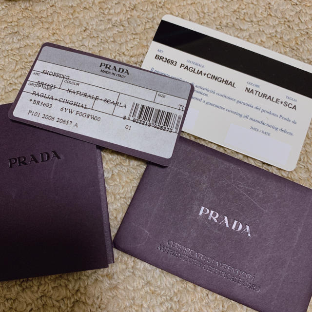 PRADA(プラダ)のPRADA プラダ カゴバック ラフィア 未使用 赤 レッド レディースのバッグ(かごバッグ/ストローバッグ)の商品写真