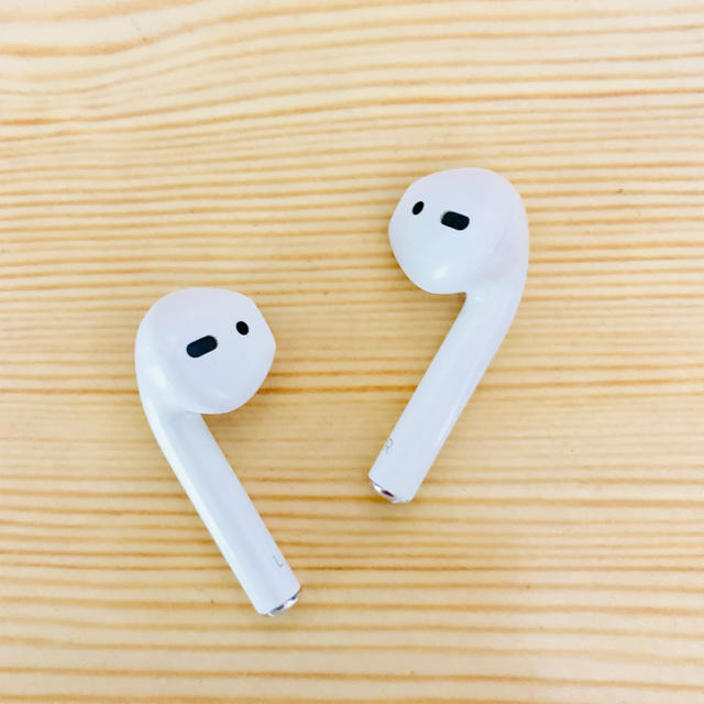 Apple(アップル)のAirPods スマホ/家電/カメラのオーディオ機器(ヘッドフォン/イヤフォン)の商品写真