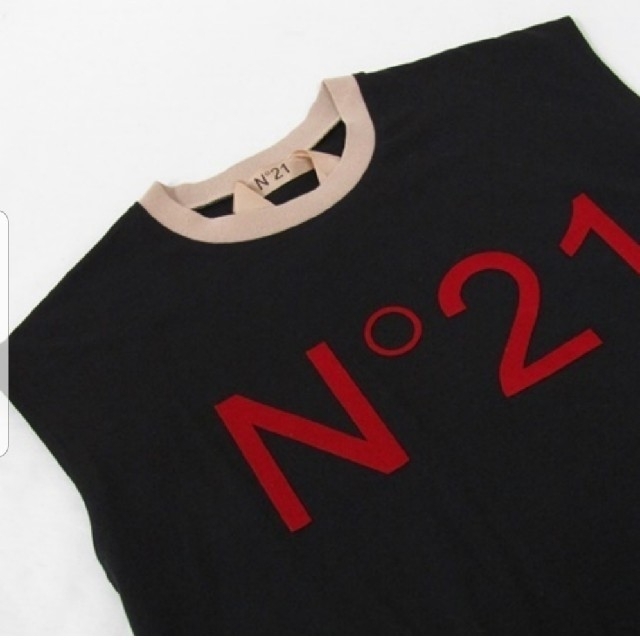 N°21(ヌメロヴェントゥーノ)の未使用◆　N°21 ヌメロヴェントゥーノ ノースリーブ ロゴ カットソー  38 レディースのトップス(Tシャツ(半袖/袖なし))の商品写真