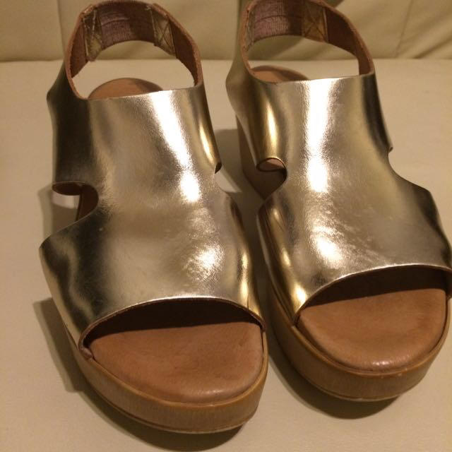toloy ゴールドレザーサンダル レディースの靴/シューズ(サンダル)の商品写真