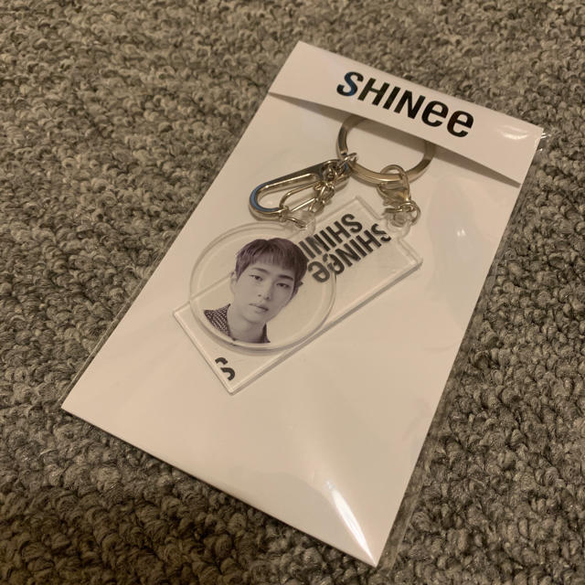 SHINee(シャイニー)の💜日本未発売💜SHINee オニュ ペンミ 公式 アクリルチャーム エンタメ/ホビーのCD(K-POP/アジア)の商品写真