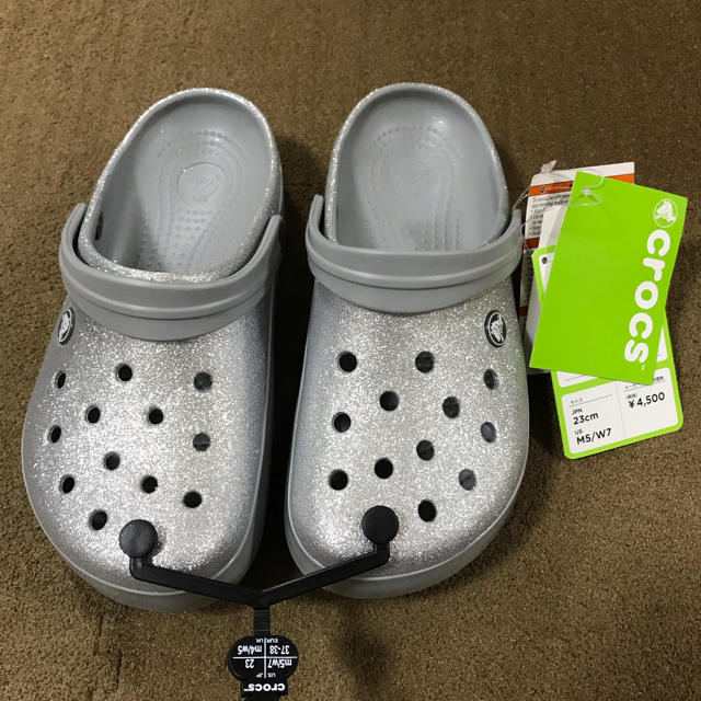 crocs(クロックス)のcrocs サンダル 新品  シルバーラメ レディースの靴/シューズ(サンダル)の商品写真