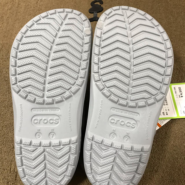 crocs(クロックス)のcrocs サンダル 新品  シルバーラメ レディースの靴/シューズ(サンダル)の商品写真