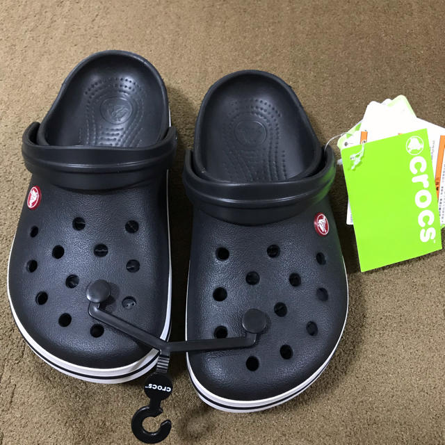 crocs(クロックス)のcrocs  サンダル  新品  黒色 レディースの靴/シューズ(サンダル)の商品写真