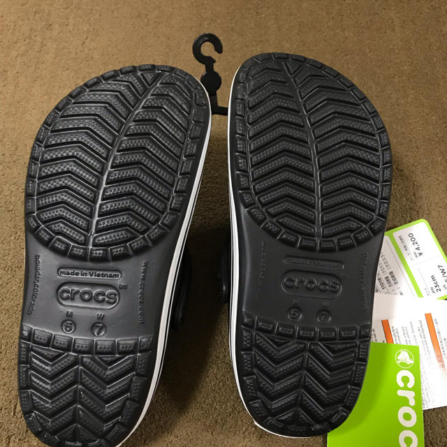 crocs(クロックス)のcrocs  サンダル  新品  黒色 レディースの靴/シューズ(サンダル)の商品写真