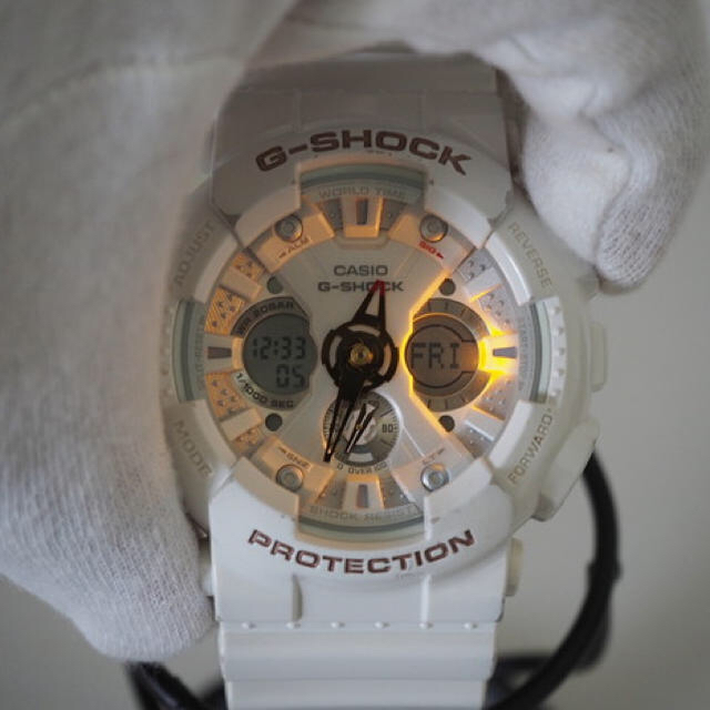 G-SHOCK(ジーショック)のデカG/G-SHOCK/ラバコレ/2012年/限定/ホワイト/ゴールド/デジアナ メンズの時計(腕時計(デジタル))の商品写真