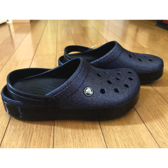 crocs(クロックス)の新品 クロックス クロックバンド ブラック 多色ラメ 24cm W8 キラキラ レディースの靴/シューズ(サンダル)の商品写真