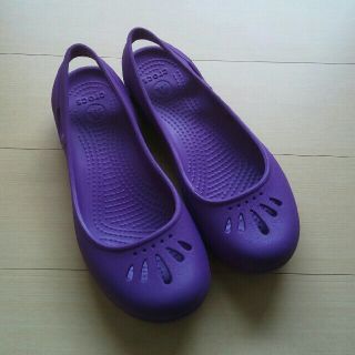 クロックス(crocs)の美品！CROCS クロックス　W6(サンダル)