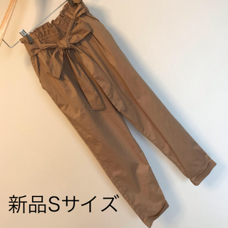 シマムラ(しまむら)の【新品】ベージュリボンテーパードパンツ(カジュアルパンツ)