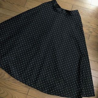 ユニクロ(UNIQLO)のユニクロ ホワイトドット柄 ミモレ丈ブラック黒フレアスカート フレンチシック(ロングスカート)