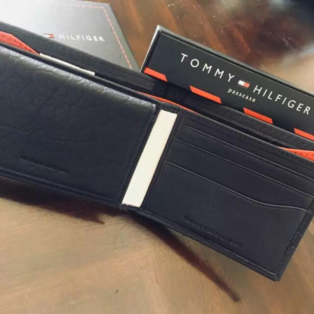 TOMMY HILFIGER(トミーヒルフィガー)の超レア品★Tommy Hilfiger大人気のビッグロゴ二つ折りレザーウォレット メンズのファッション小物(折り財布)の商品写真