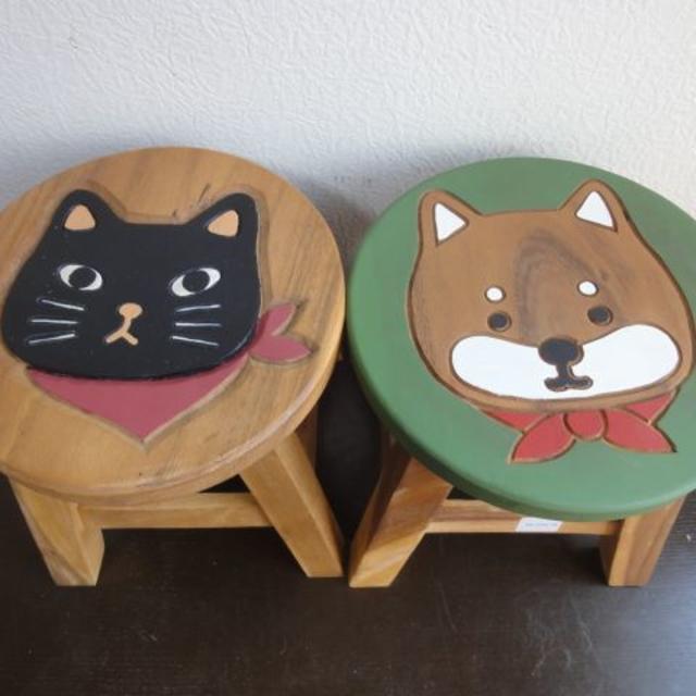 ウッドスッール　柴犬、猫　２個セット販売です。 インテリア/住まい/日用品の椅子/チェア(スツール)の商品写真