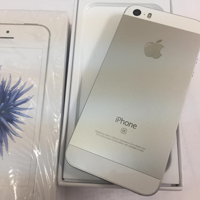 iPhone SE Silver 32 GB SIMフリー　ジャンク品