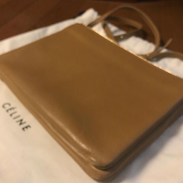 celine(セリーヌ)の3連休限定値下げ★ 入手困難！セリーヌ トリオラージ キャメル レディースのバッグ(ショルダーバッグ)の商品写真