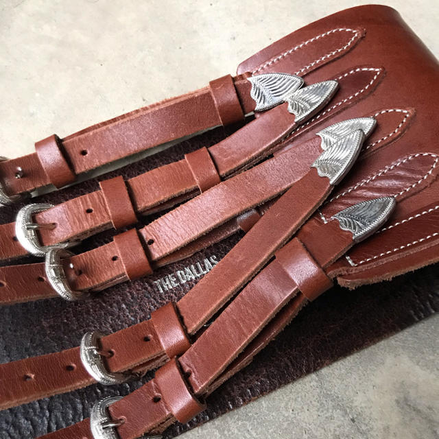 TOGA(トーガ)の the Dallas ザ ダラス 5bucklebelt 5連ベルト キドニー レディースのファッション小物(ベルト)の商品写真