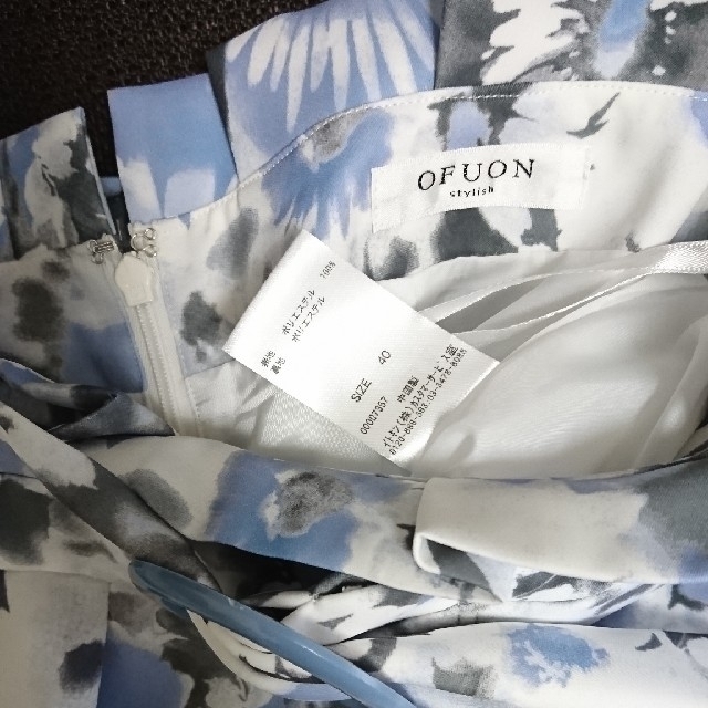 OFUON(オフオン)のブルー 花柄 スカート レディースのスカート(ひざ丈スカート)の商品写真