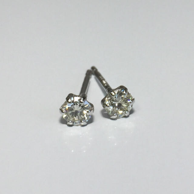 ダイヤモンドピアス　0.3ct ×２  Pt900 プラチナ  ダイヤモンド　レディース フラワー